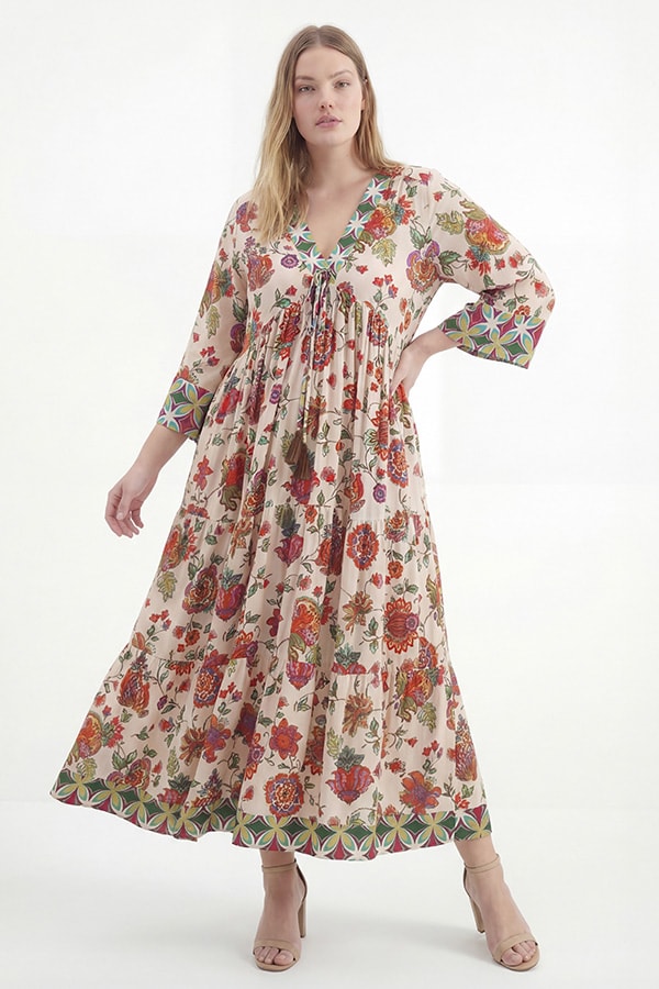 REZA — Kleid Bohème-Garten im Freien getragen
