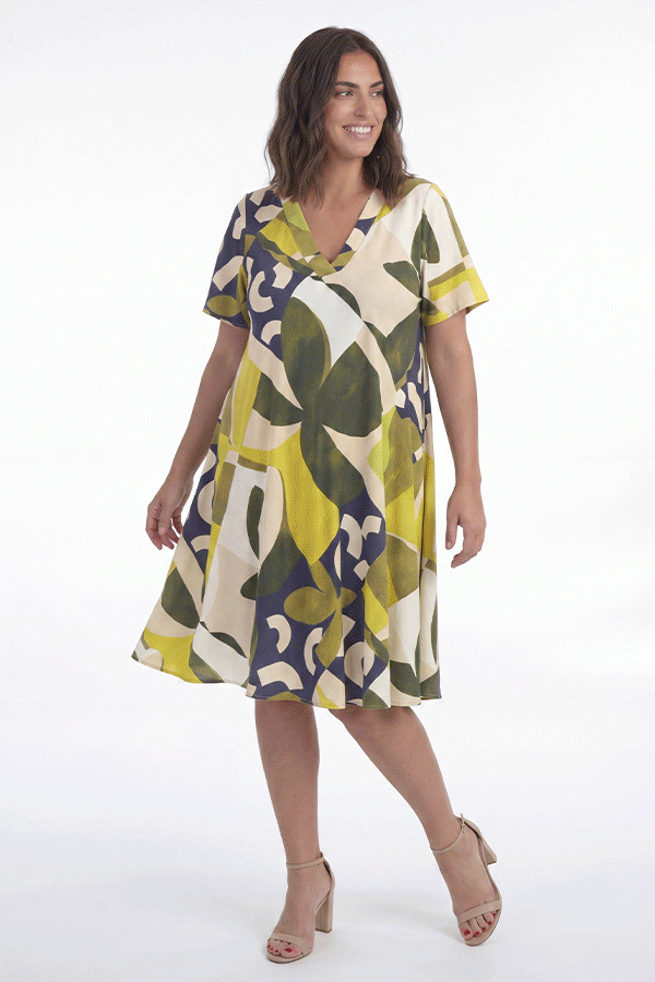 Neue Kollektion Look — Bedrucktes Kleid im Freien getragen